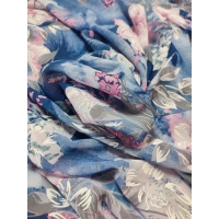 Delikatna tkanina szyfon - pastelowe kwiaty na niebieskim tle